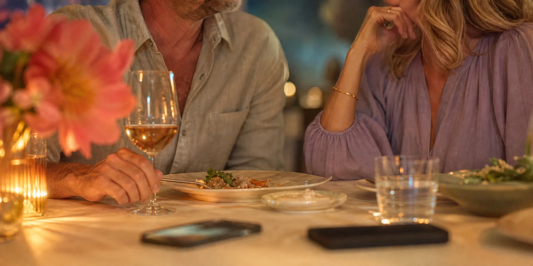 Ein warmer Dinner-Moment mit abgelegten Handys und einem Paar im Gespräch